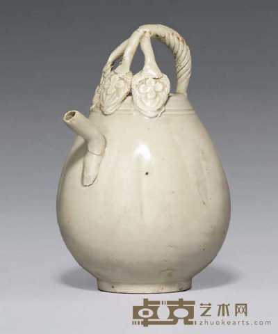 LIAO DYNASTY（907-1125） AN UNUSUAL DING-TYPE LOBED EWER 